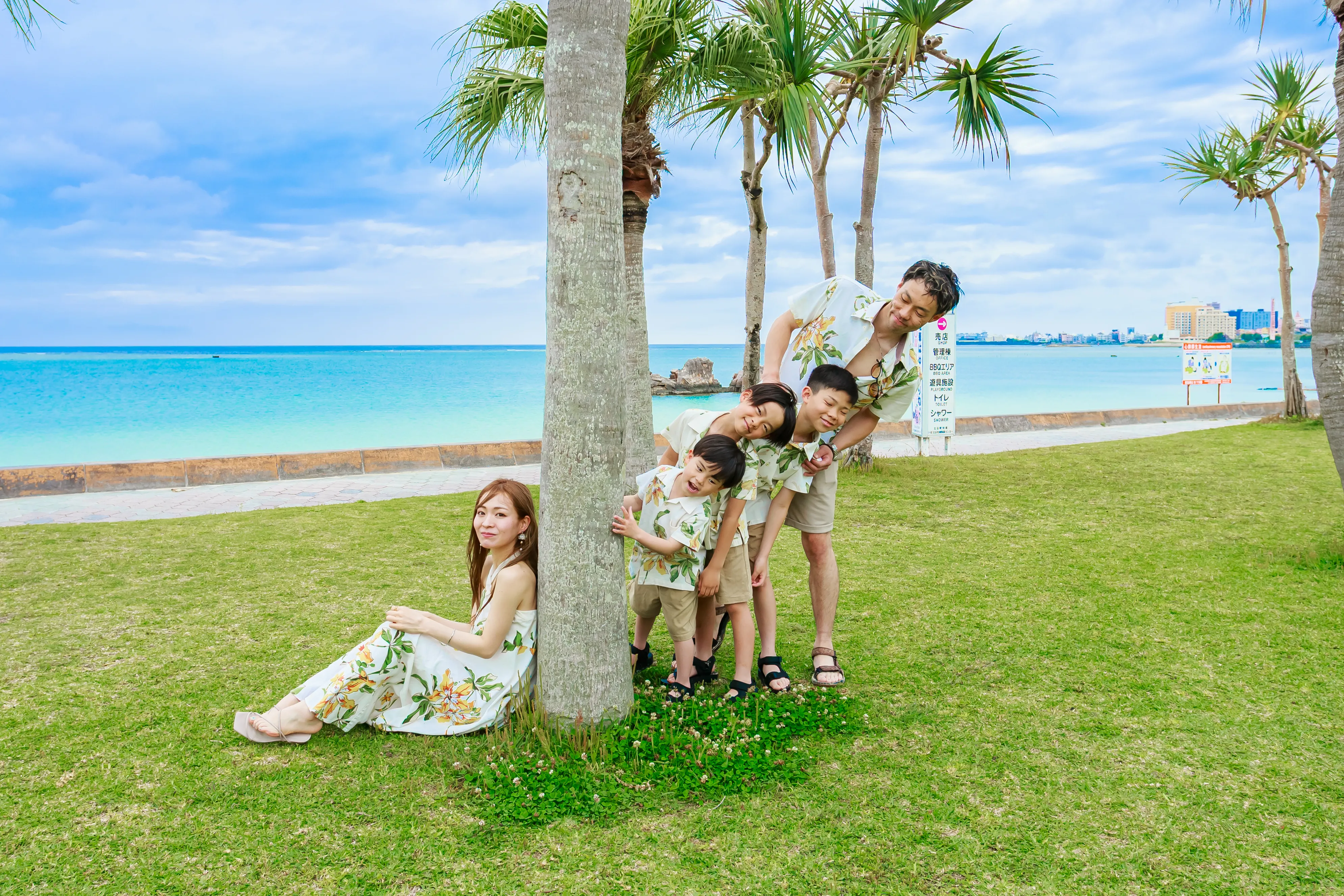 北谷の夕日をバックにした家族のシルエット写真