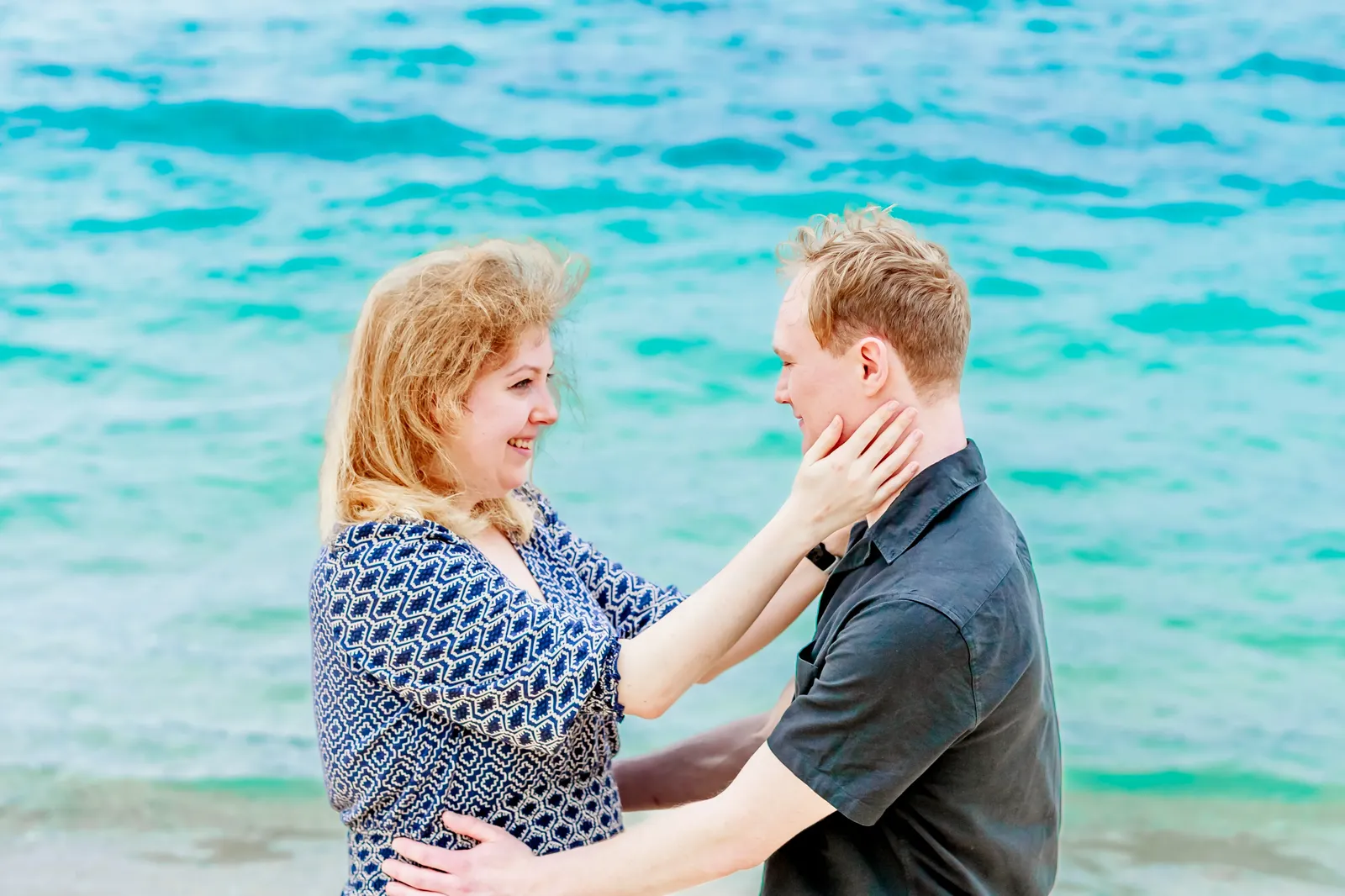 海を背にして向き合う2人