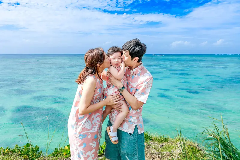 沖縄ファミリーフォト 岬 エメラルドグリーンの海 3人家族 リンクコーデ キス