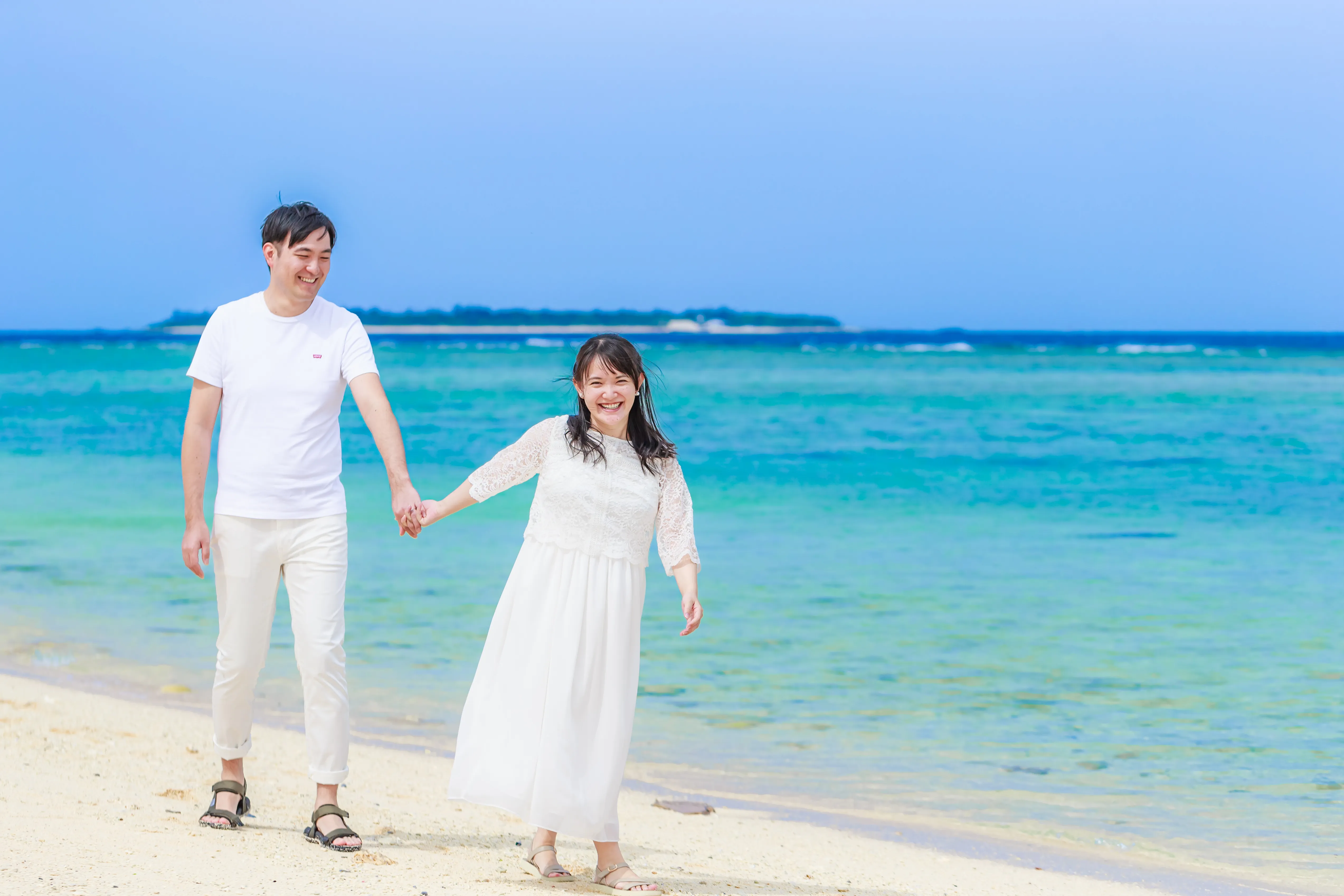 古宇利島の透明な海に立つマタニティドレス撮影