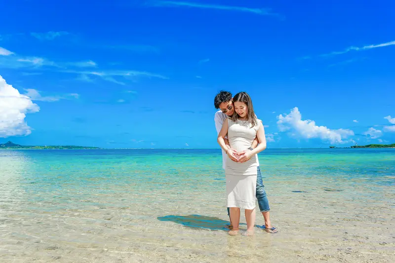 沖縄マタニティフォト 海の中でハートを作る妊婦さんと夫