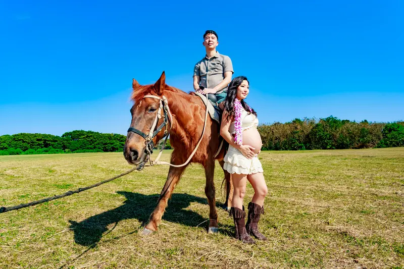 沖縄マタニティフォト 牧場 馬と一緒 ウエスタン衣装 個性的な妊婦撮影