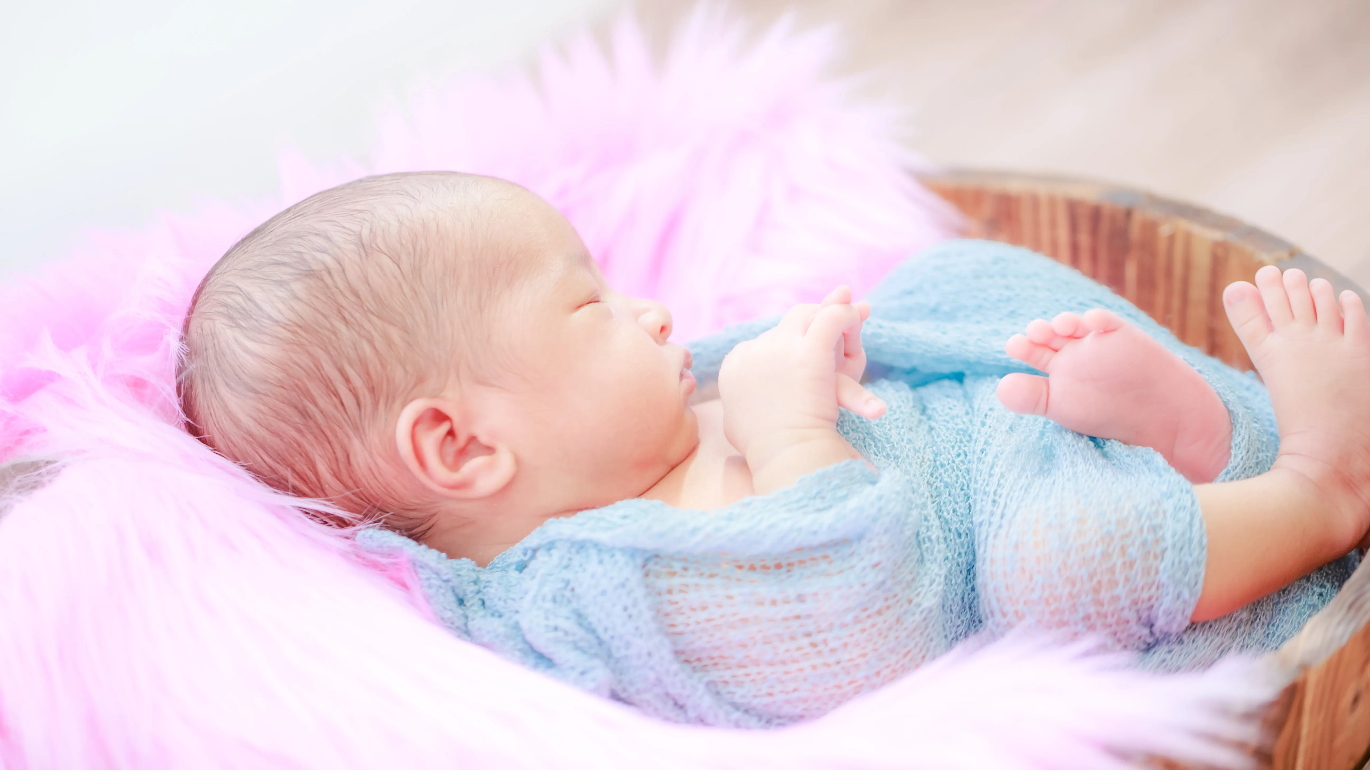 沖縄ニューボーンフォト ふわふわのラグの上ですやすや眠る新生児